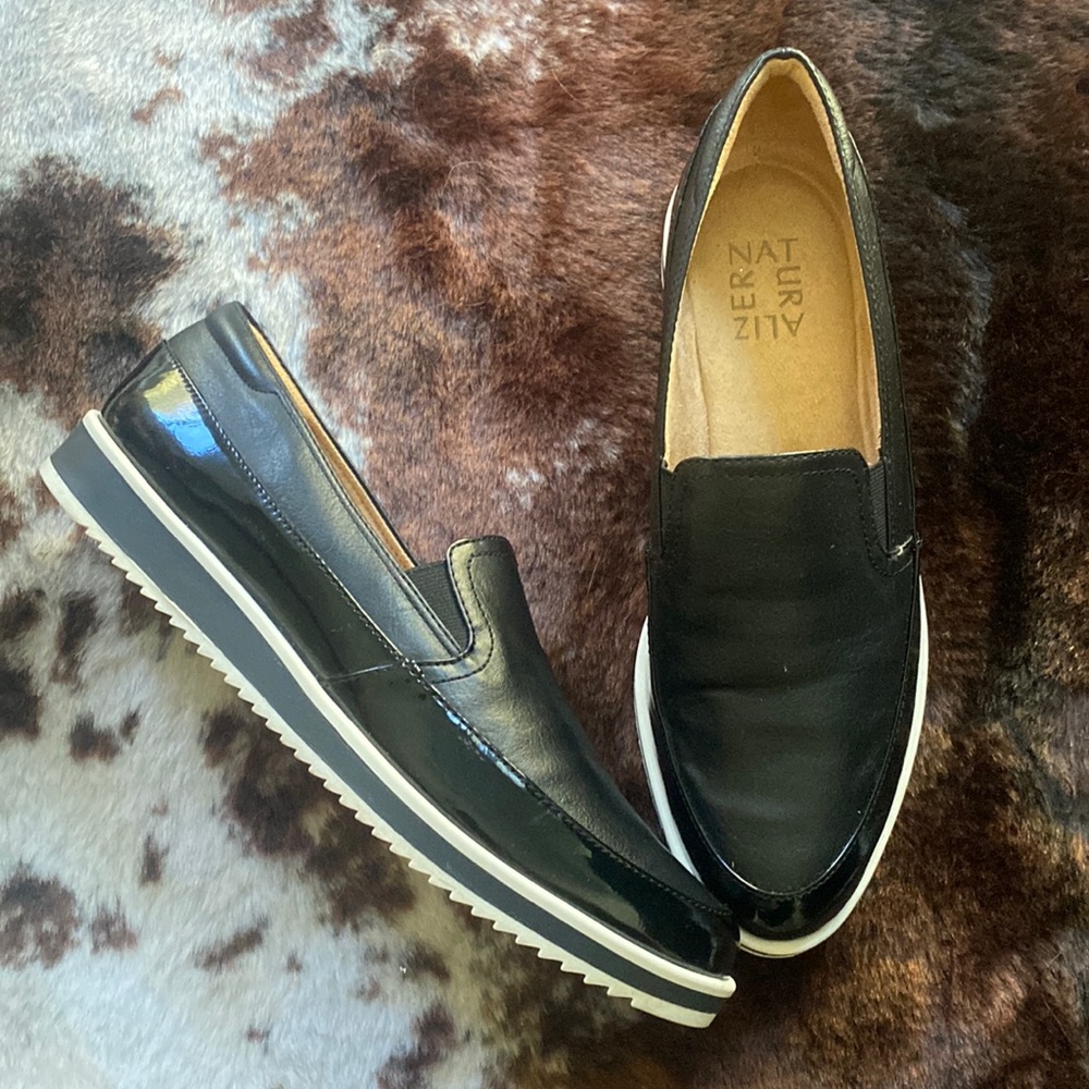 Naturalizer Rome loafers! Black and white!